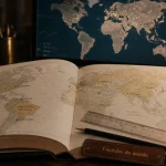 Carte des capitales du monde : atlas ouvert, règle et crayon