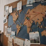 Carte du monde liege en liège avec punaises, mur de souvenirs voyageurs