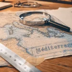 Carte marine de la cartographie méditerranée sur table