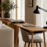 Coin bureau salon : bureau étroit en bois clair et console, avec chaise et lampes