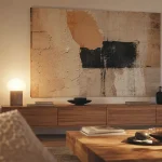 Décorer un grand mur salon avec tableau XXL abstrait dans un salon contemporain