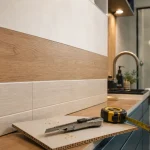 Habillage mur intérieur PVC et bois, panneaux décoratifs dans cuisine et salle d’eau
