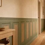Papier peint soubassement board and batten avec cannage, couloir chaleureux