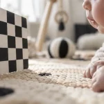 Carte noir et blanc bébé à 25 cm pour éveiller le regard
