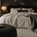 Noir et blanc chambre : linge, tête de lit noir et lampes